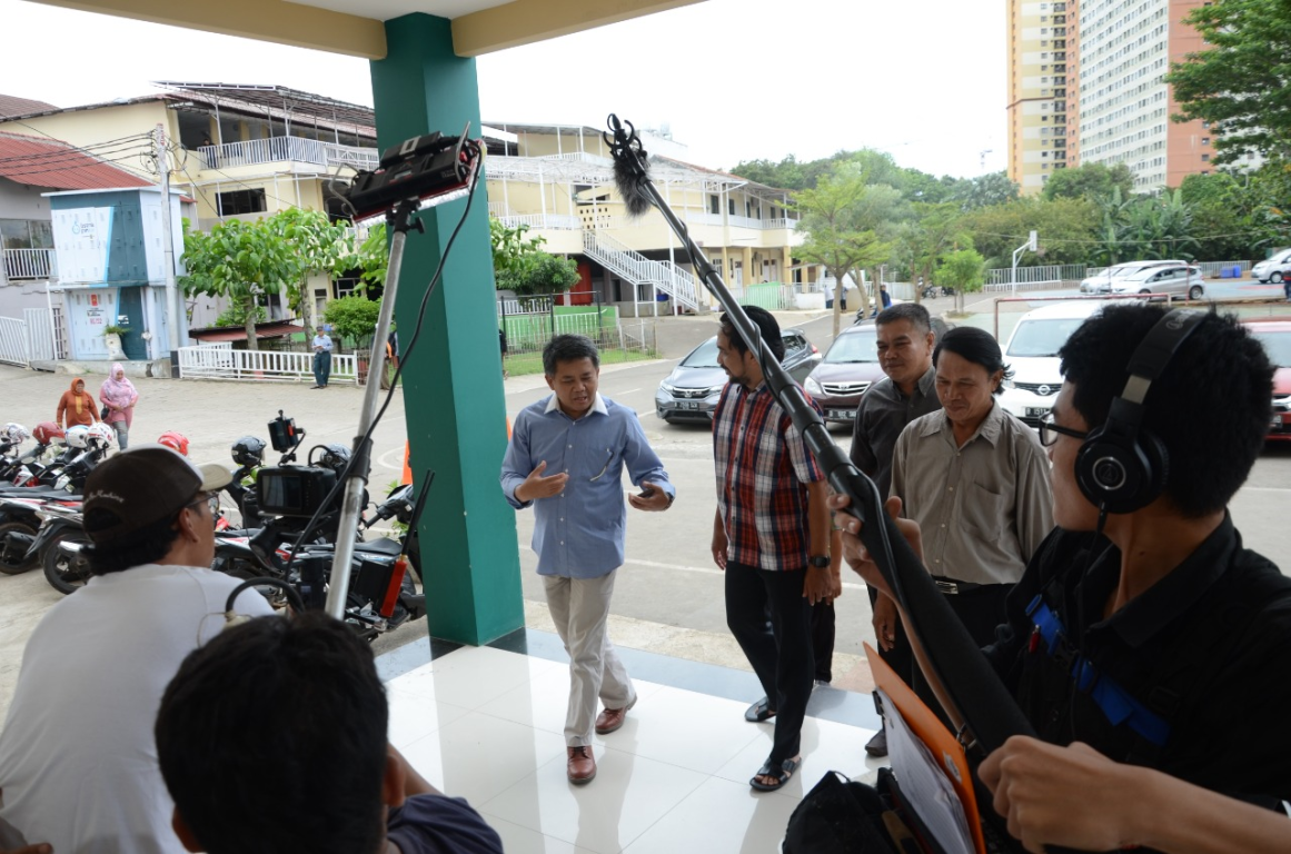 Aksi Presiden Partai Keadilan Sejahtera Mohamad Sohibul Iman saat ikut bermain Film 8Stories, Jakarta, Selasa (19/03/2019). (Donny/PKSFoto)