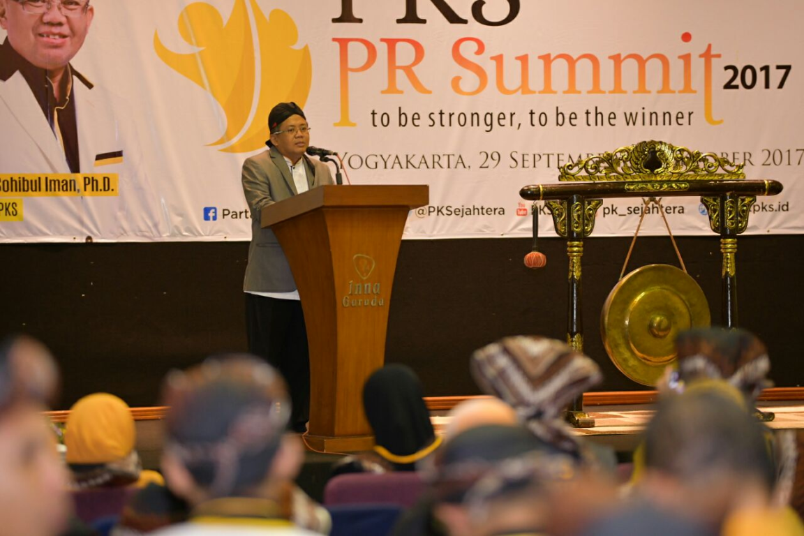 Presiden PKS Mohamad Sohibul Iman menyampaikan arahan dalam pembukaan PR Summit PKS di Yogyakarta, Jumat (29/9). (PKS Foto)