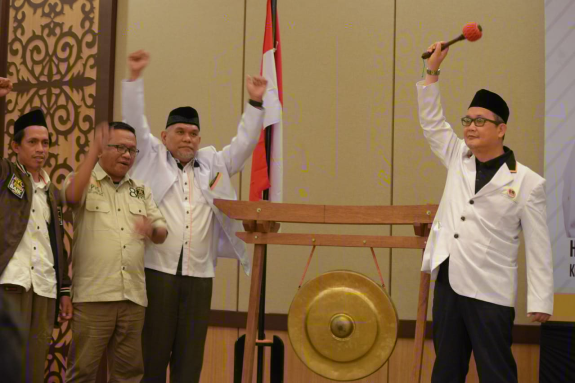 Ketua Wilda Sulawesi DPP PKS Aus Hidayat Nur membuka konsolidasi ribuan kader dan caleg PKS di Makassar, Sabtu (3/11) (dok Humas PKS Sulsel)