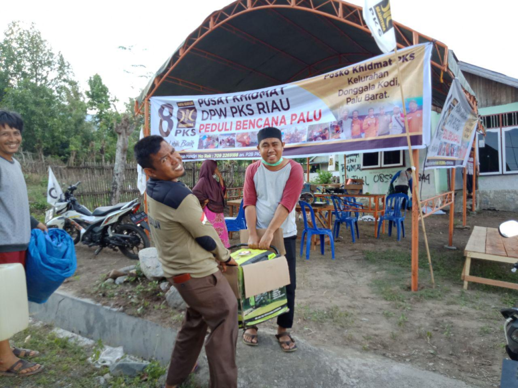 Penyaluran bantuan PKS untuk korban gempa dan tsunami di Palu, Ahad (21/10) (dok Humas PKS)