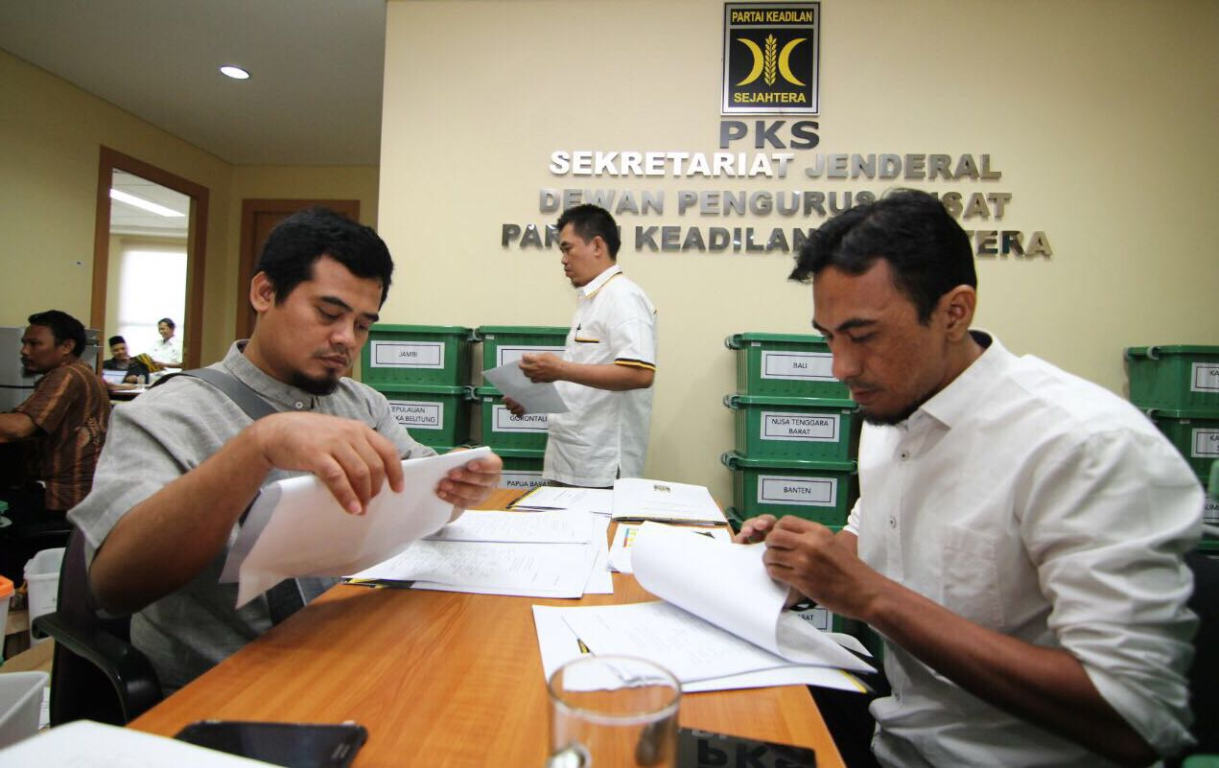 Petugas menyiapkan dokumen syarat pendaftaran peserta Pemilu 2019 di kantor DPP PKS, Jakarta, Sabtu (14/10). (Juliyanto/PKS Foto)