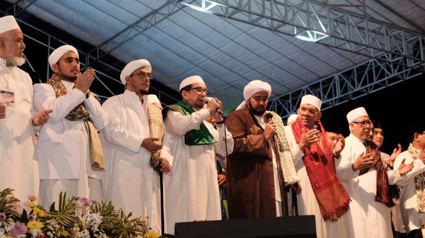 Ketua Majelis Syuro PKS Habib Salim Segaf Al Jufri bersama Habib Syech bin Abdul Qodir Assegaf dalam Surabaya Bershalawat (dok Humas PKS Jawa Timur)