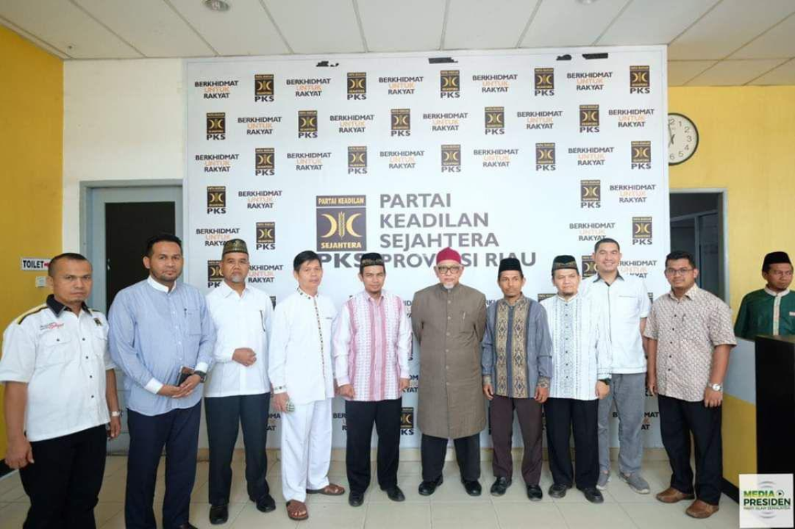 Presiden Partai Se-Malaysia Datuk Seri Tuan Guru Abdul Hadi bin Awang bersama jajaran DPW PKS Riau dalam acara kunjungan PAS dengan PKS Riau, Pekanbaru, Rabu (27/02/2019). (dok Humas DPW PKS Riau)