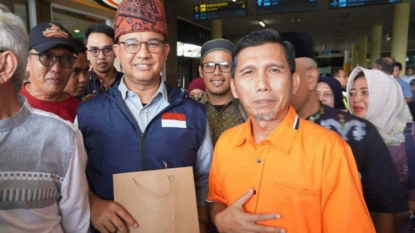 Ketua DPW PKS Jambi Heru Kustanto mendampingi Bakal Calon Presiden (Bacapres) Anies Baswedan saat berada di Jambi