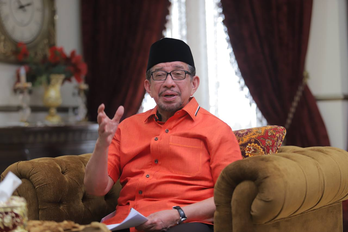 Ketua Majelis Syura PKS Dr Salim Segaf Al Jufri saat memantau pembagian satu juta paket kurban PKS melalui siaran langsung dari kediaman di Jakarta, Kamis (22/7) (Donny/PKSFoto)