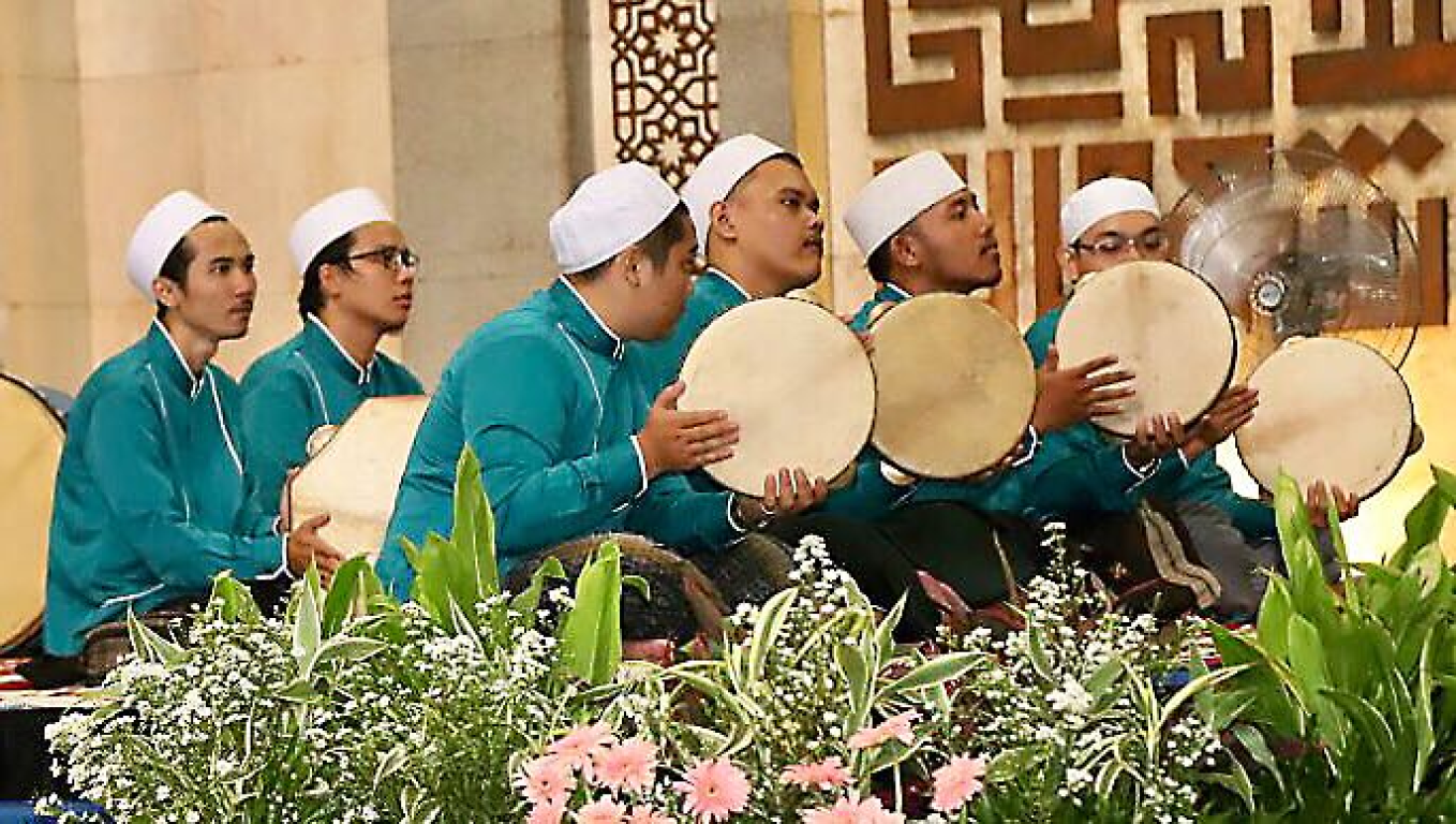 Lantunan hadrah dan shalawat mengiringi Maulid Nabi Muhammad SAW yang digelar PKS, Majelis Dzikir Ummatun Nabi dan umat Islam di kompleks Jakarta Islamic Center, Sabtu (13/1) (Ratih/PKS Foto)