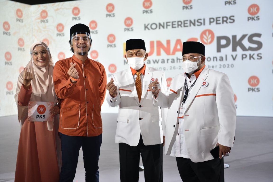 Pasangan publik figur Mario dan Ratu Anindita didapuk sebagai Pembaca Acara Munas V PKS di Bandung, Jawa Barat, Ahad (29/11/2020) (Donny/PKSFoto)