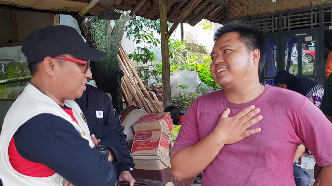 Ketua DPW PKS Banten Ustd. Miftahudin meninjau serta memberikan bantuan di Posko Induk Tanggap Bencana Untuk Korban Tsunami DPW PKS Banten, di Jl. Raya Labuan Km. 2, Labuan Kab. Pandeglang, Banten, Kamis (27/12/2018). (foto: Kiswo)