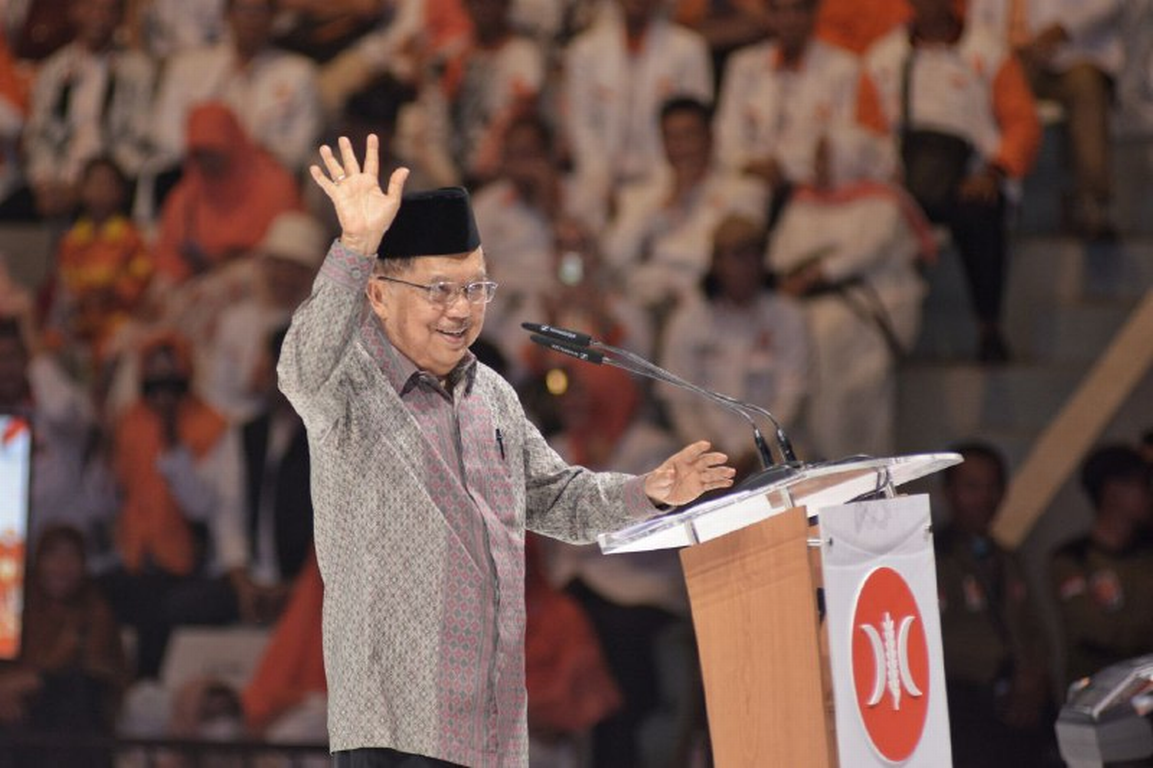 Wakil Presiden Republik Indonesia ke-10 dan 12 Muhammad Jusuf Kalla menghadiri Puncak Milad PKS ke-21 yang diadakan di Istora Senayan, Jakarta, Sabtu, (20/5/2023). (PKSFoto)