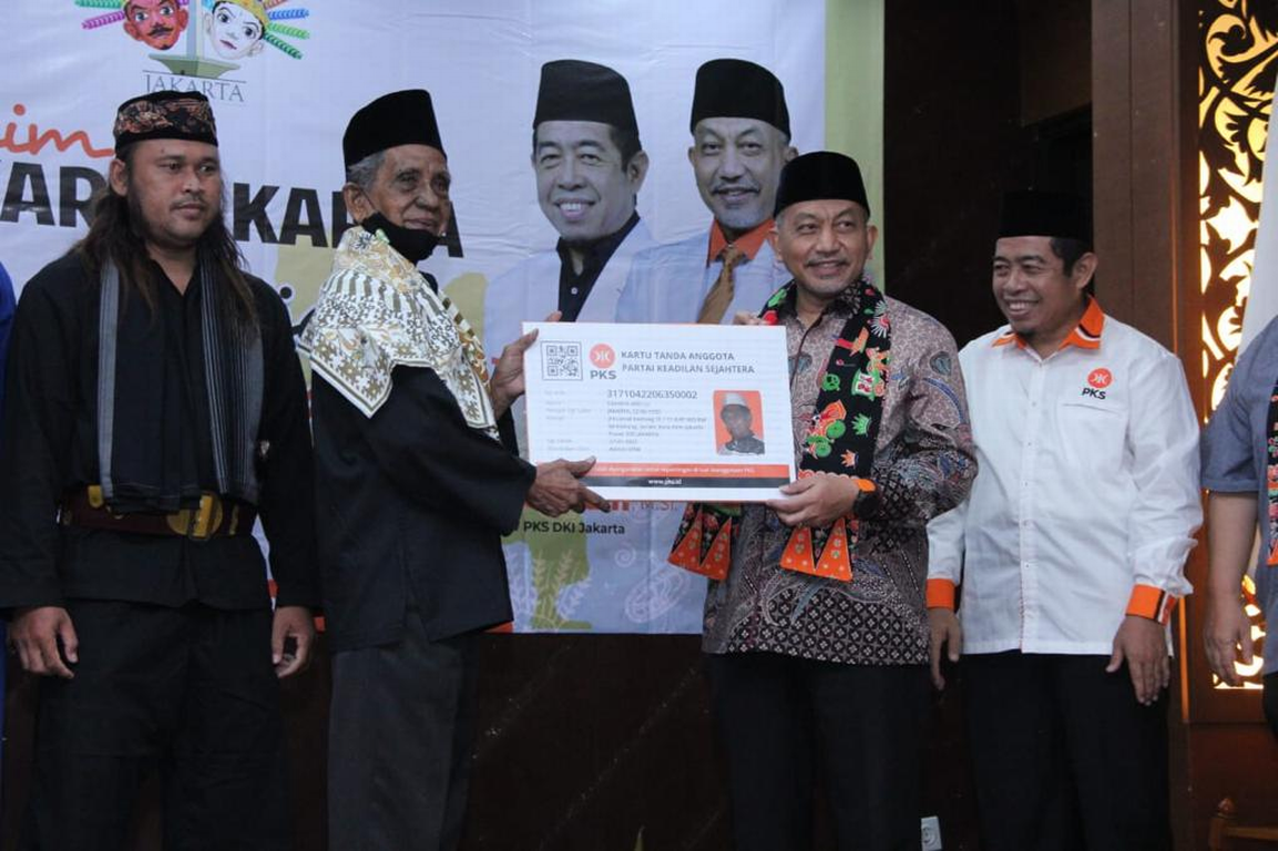 Presiden PKS Ahmad Syaikhu memberikan Kartu Tanda Anggota PKS ke anggota Forum Silaturahim Pendekar Jakarta (ist)