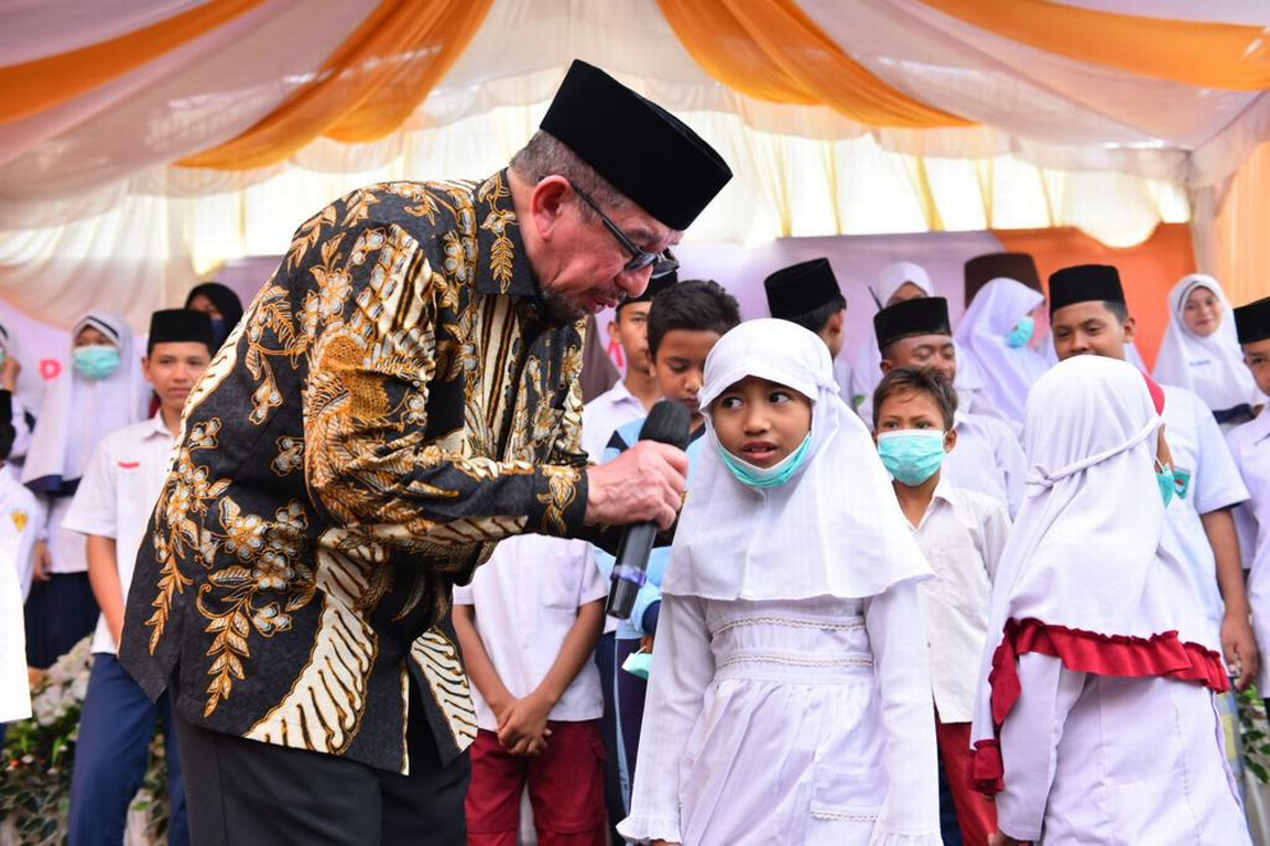 Ketua Majelis Syuro PKS Dr Salim Segaf Al Jufri berbincang dengan salah satu anak dalam peresmian RSIA Permata Hari di Lombok (M Hilal/PKSFoto)