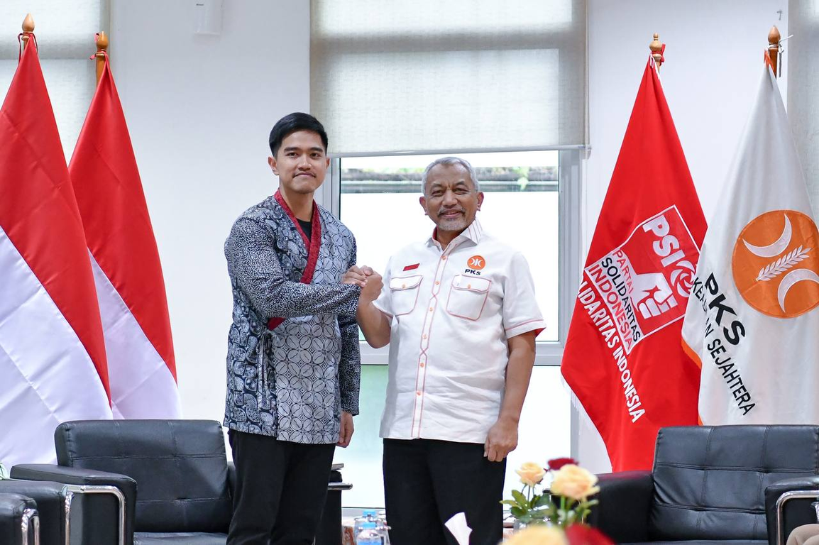 Presiden Partai Keadilan Sejahtera (PKS) Ahmad Syaikhu menyambut kedatangan Ketua Umum Partai Solidaritas Indonesia atau PSI Kaesang Pangarep di Kantor DPTP PKS (Donny/PKSFoto)
