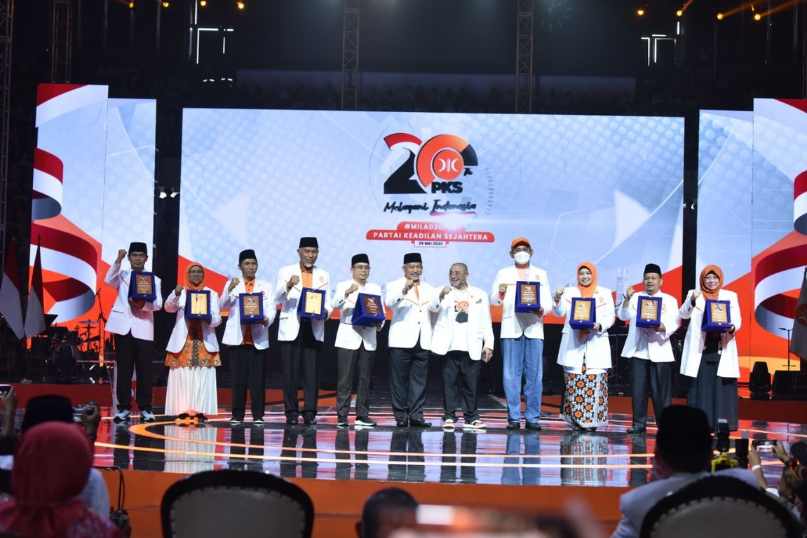 Presiden PKS Ahmad Syaikhu dan Sekretaris Jenderal PKS Habib Aboe Bakal Al Habsy memberikan PKS Award 2022 (PKSFoto)