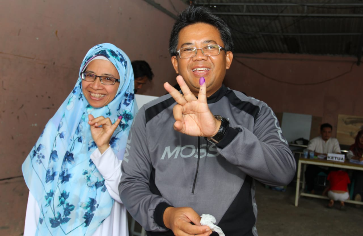 Presiden PKS Mohamad Sohibul Iman bersama istri usai mencoblos pada Pilgub Jawa Barat di kawasan Depok, Selasa (27/6) (Donny/PKSFoto)