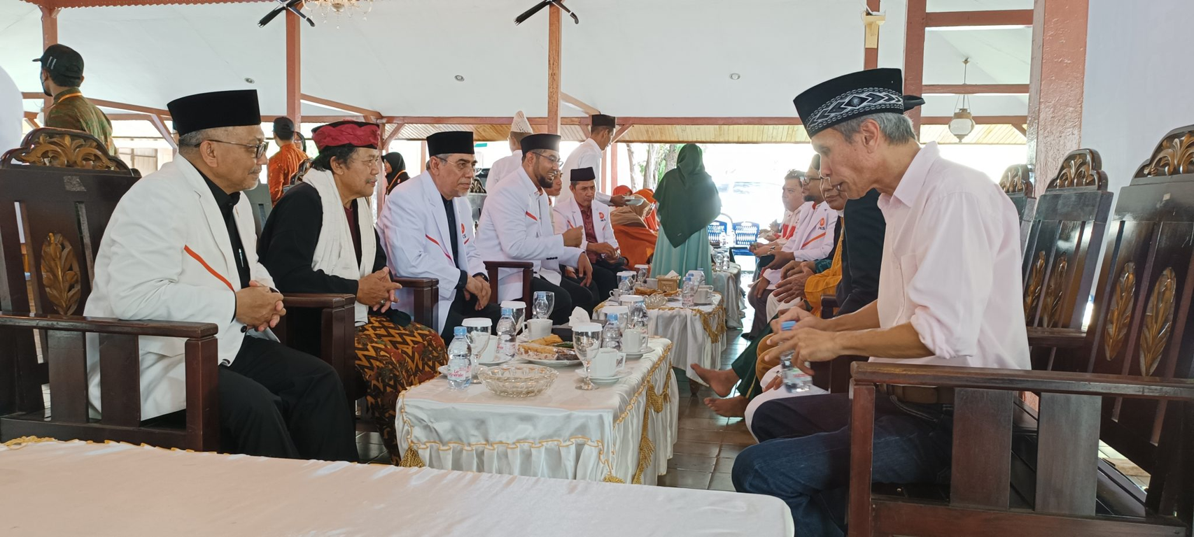 Presiden PKS Kunjungi Kedaton Kesultanan Ternate (Sumber: Sarumanews.com)