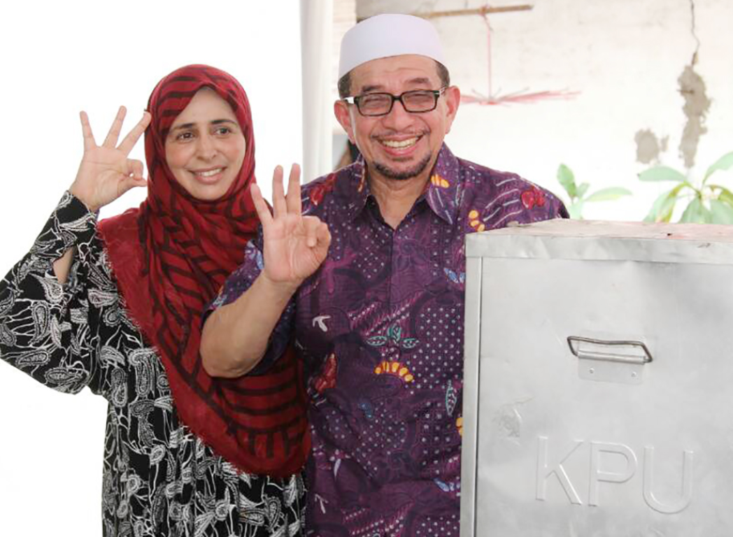 Ketua Majelis Syuro PKS Habib Salim Segaf Al Jufrie bersama Istir