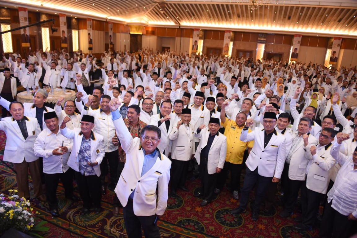 Presiden PKS Mohamad Sohibul Iman bersama seluruh Anggota DPR RI Fraksi PKS, Ketua Fraksi PKS DPRD di seluruh Indonesia dan Pimpinan DPRD dari PKS di seluruh Indonesia di Jakarta, Jumat (21/2) (M Hilal/PKSFoto)