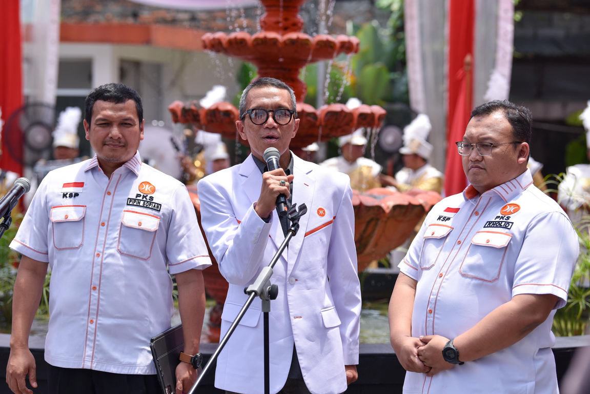 Ketua DPP PKS Bidang Humas, Ahmad Mabruri (tengah)