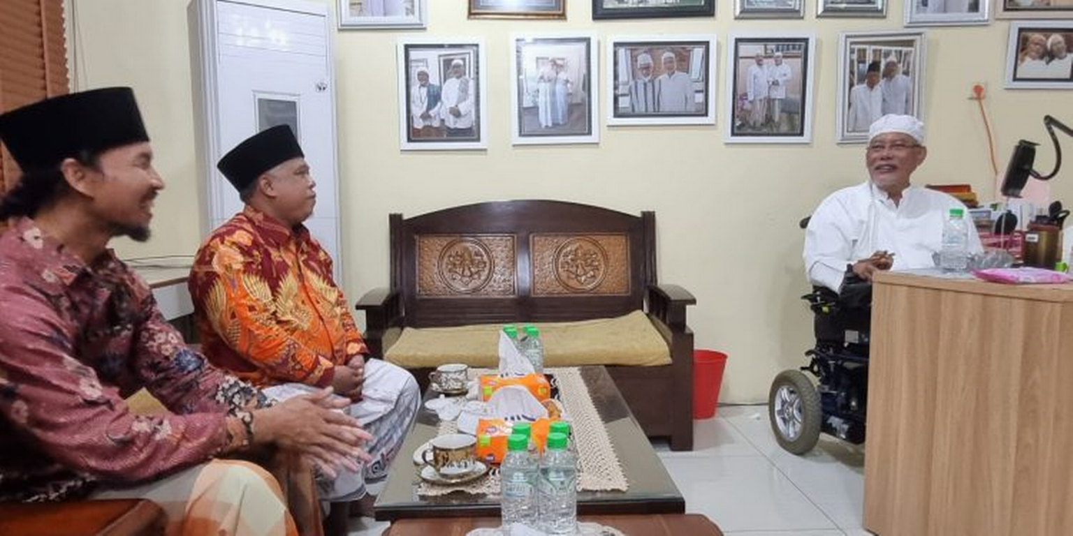 Ketua PKS Jawa Timur Irwan Setiawan sowan ke tokoh masyarakat Jawa Timur KH Badri Zaini