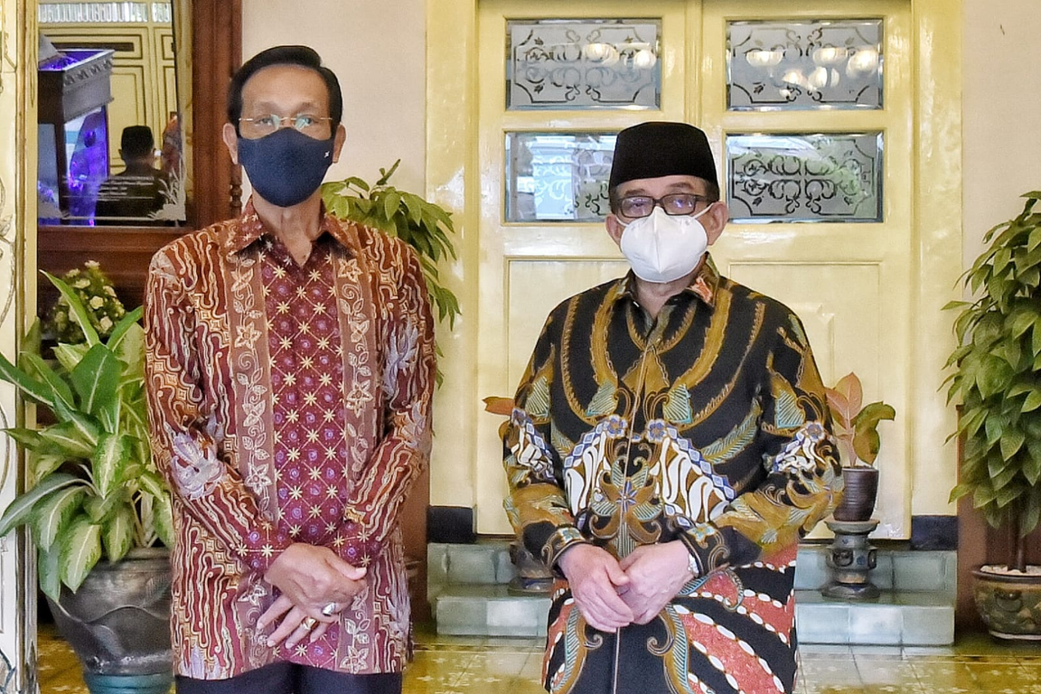 Ketua Majelis Syuro PKS Dr Salim Segaf Al Jufri bersama Gubernur DIY Sri Sultan Hamengkubuwono X di kompleks Kepatihan, Yogyakarta, Sabtu (6/11) (Donny/PKSFoto)