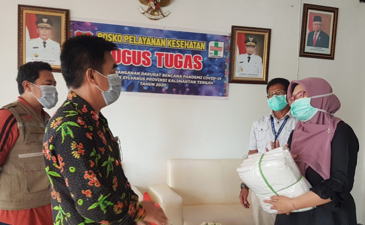 Anggota Dewan Perwakilan Rakyat Daerah (DPRD) Provinsi Kalimantan Tengah dari PKS, Sirajul Rahman menyerahka APD ke RSUD Doris Sylvanus (dok PKS Kalteng)