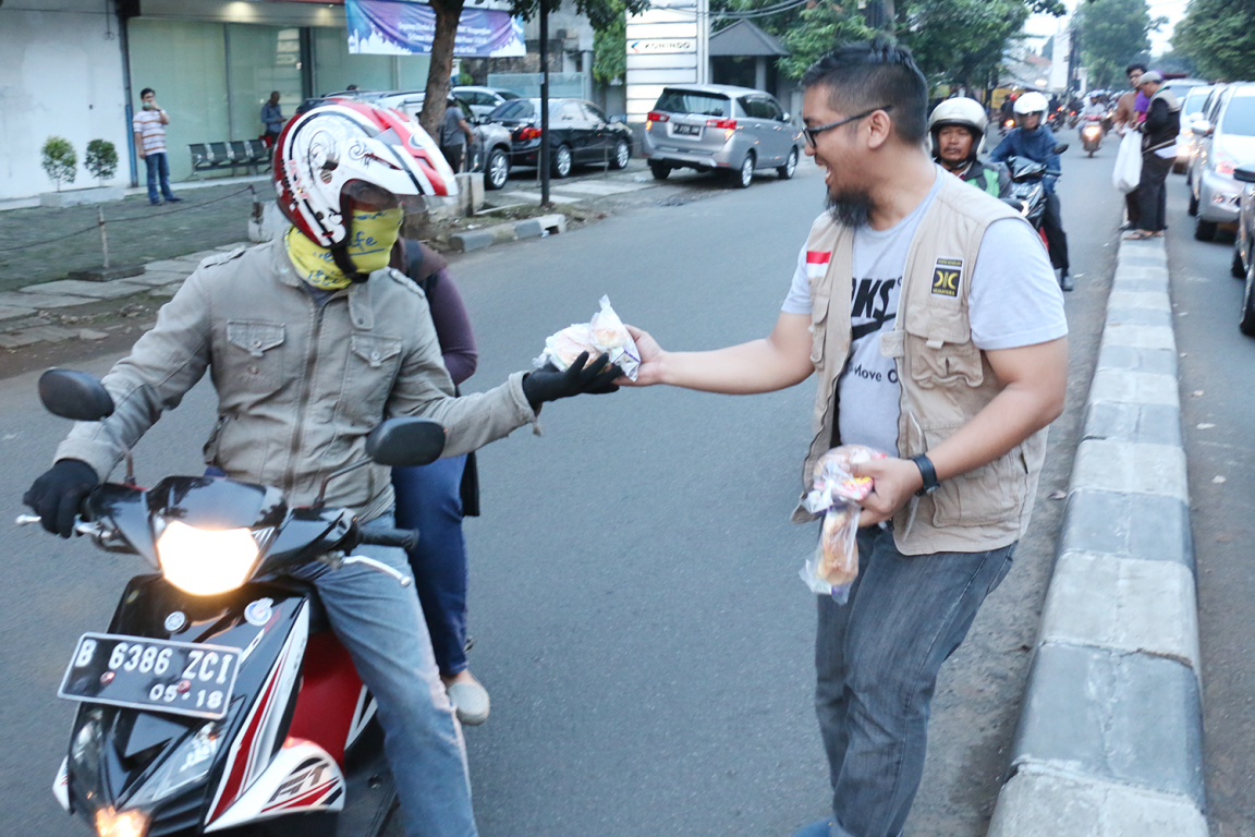 Takjil On The Road di Pertigaan Deplu, Bintaro, Jakarta Selatan. Foto: Daru/ PKS Foto