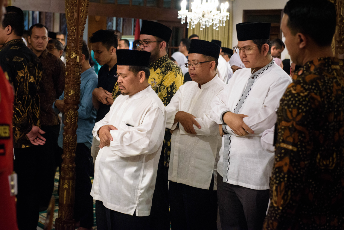 Presiden PKS, Sekjen PKS dan Ketua DPP PKS Bidang Pembinaan Umat ikut serta mensholatkan jenazah alm. BJ Habibie di kediamaannya, Kamis (12/9). Foto: M Hilal/PKS Foto