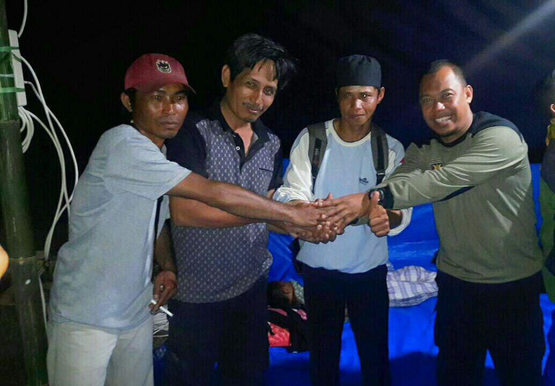 Relawan Lorong Mandiri Napu Peduli, Kabupaten Poso menitipkan bantuan empat ton sayuran ke posko PKS Riau di Donggala, Jumat (5/10) (dok Humas PKS Riau)