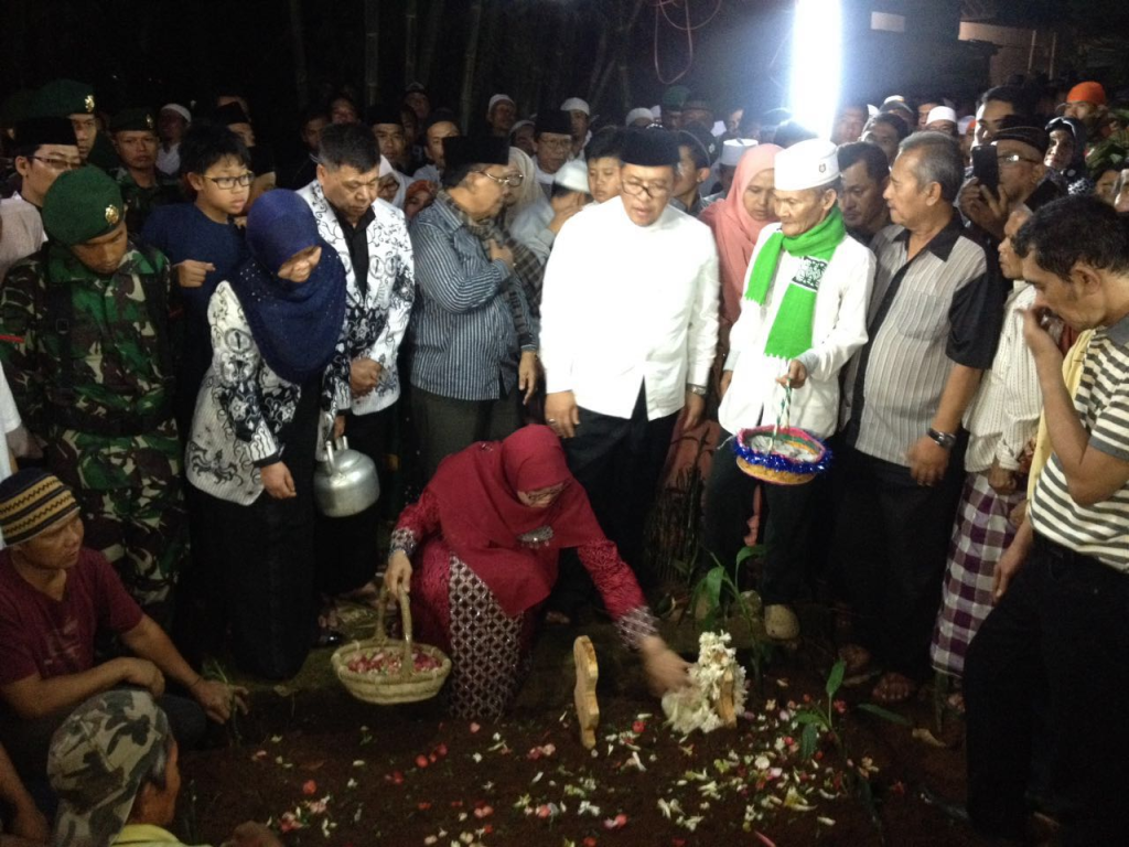 Aher di pemakaman ibundanya, Ahad (7/8)