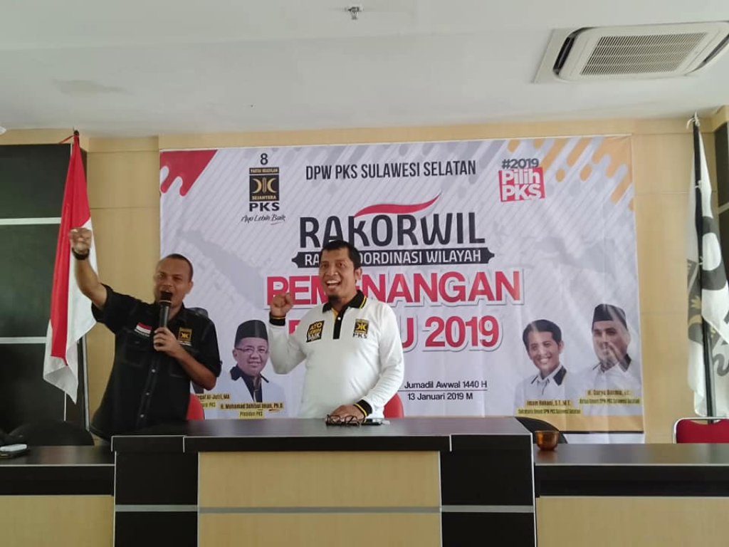 Ketua DPW PKS Sulsel, H. Surya Darma (kanan) dalam Rakorwil Pemenangan Pemilu 2019 di Gedung Raudah Asrama Haji Sudiang, Ahad (14/1) (dok PKS Sulsel)
