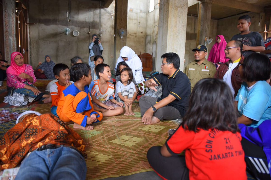 Presiden PKS, Mohamad Sohibul Iman Sedang Menghibur Anak-anak Korban Banjir