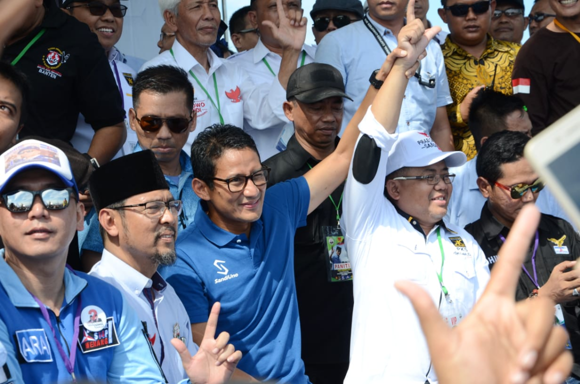 Presiden PKS bersama Cawapres Sandiaga Uno saat Menyapa Warga Cilegon. Sabtu (30/3). (Donny/ PKS Foto)