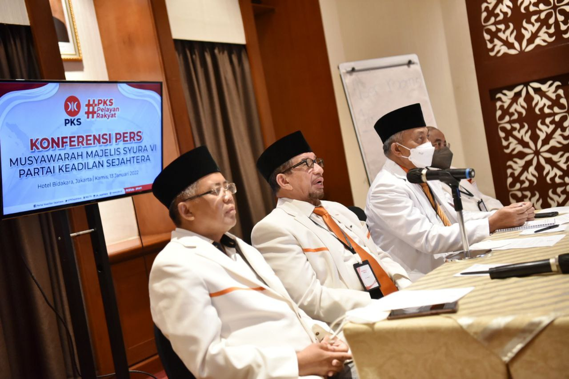 Konferensi Pers Sidang Musyawarah Majelis Syura VI PKS oleh Ketua Majelis Syura PKS Dr Salim Segaf Al Jufri didampingi Wakil Ketua MS M Sohibul Iman, Presiden PKS Ahmad Syaikhu dan Sekjen PKS Habib Aboe Bakar Al Habsy (Donny/PKSFoto)