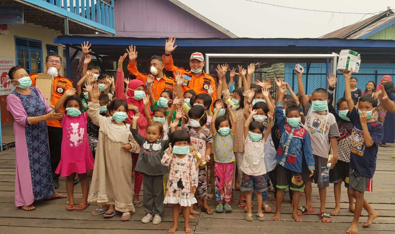 Ketua DPW PKS Kalteng, H. Heru Hidayat bersama anak-anak saat edukasi bahaya kabut asap (dok Humas PKS Kalteng)