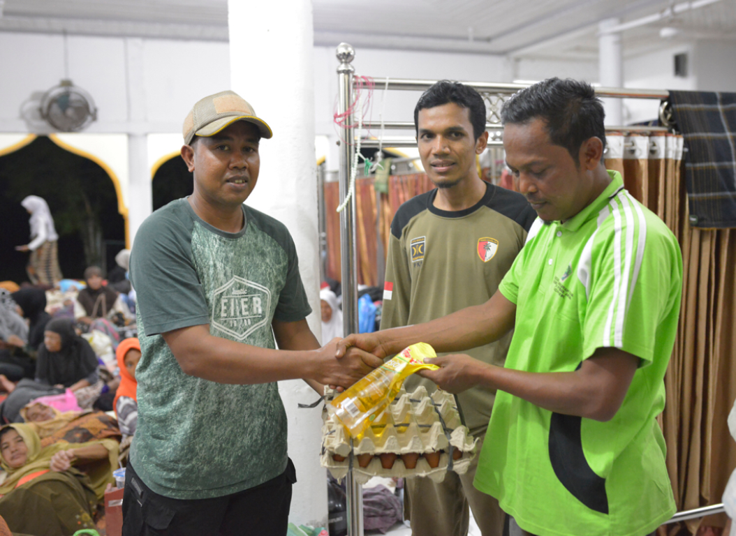 Relawan PKS memberikan bantuan ke korban bencana gempa Aceh