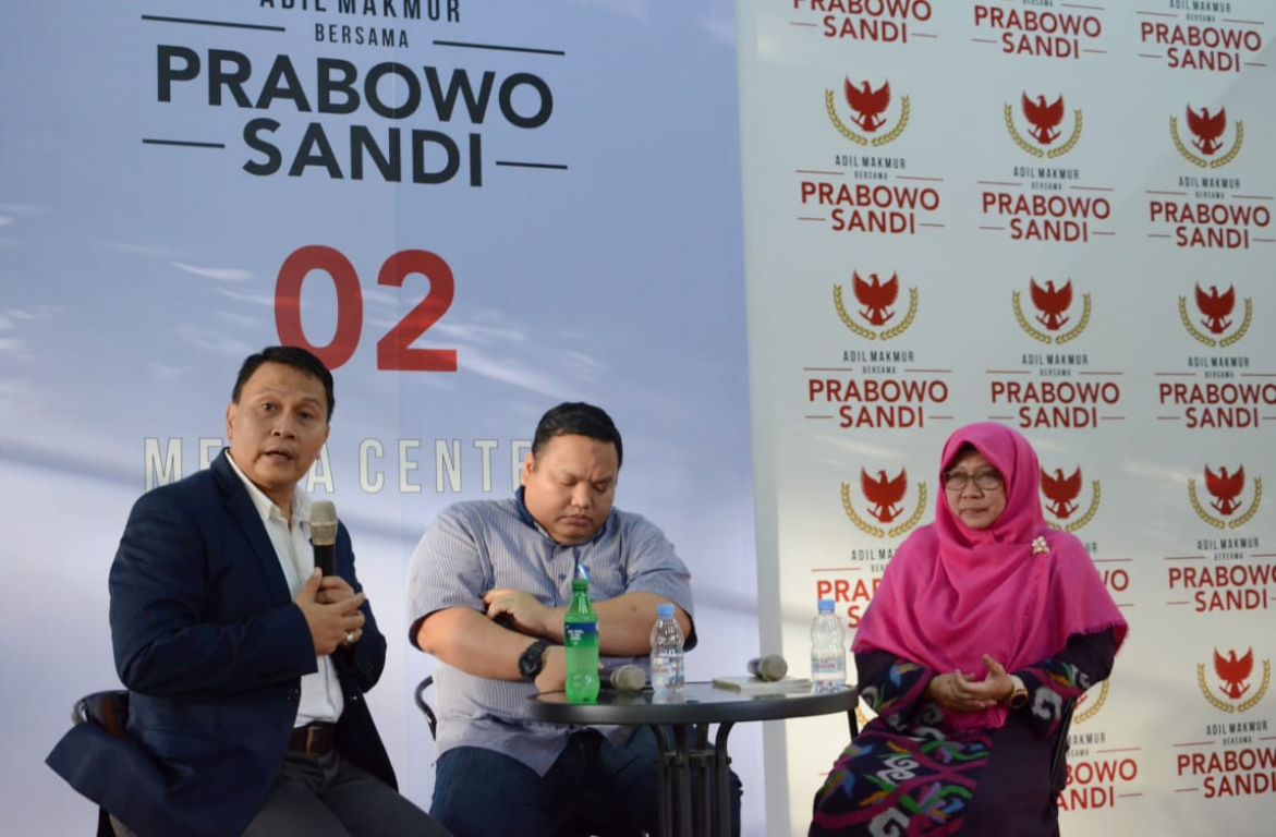 (Dari kiri ke kanan) Ketua Bidang Kepemudaan DPP PKS, Mardani Ali Sera; Sekretaris Bidang Ekuintek DPP PKS, Handi Risza dan Peneliti Ekonomi Islam Universitas YARSI, Anis Byarwati di Prabowo-Sandi Media Center, Jakarta, Jumat (25/1) (donny/PKSFoto)
