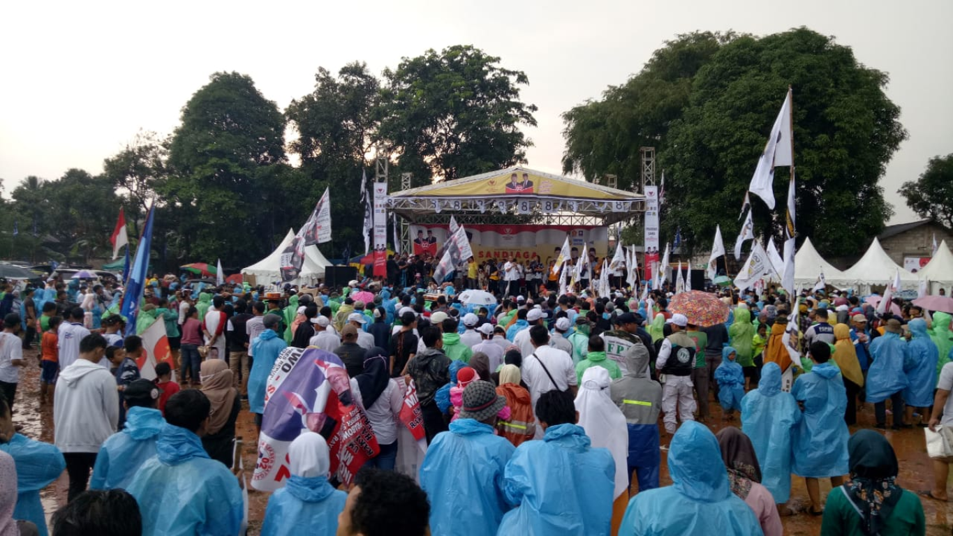 Massa pro Prabowo-Sandi memadati Lapangan Kobra, Tambun Selatan , Selasa (2/4) meski hujan deras mengguyur (dok Humas DPD PKS Kab Bekasi)