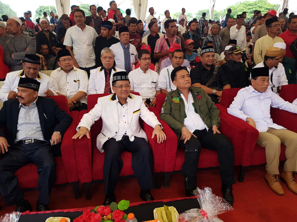 Presiden PKS Mohamad Sohibul Iman (tengah) bersama dengan Ketum PBB Yusril Ihza Mahendra