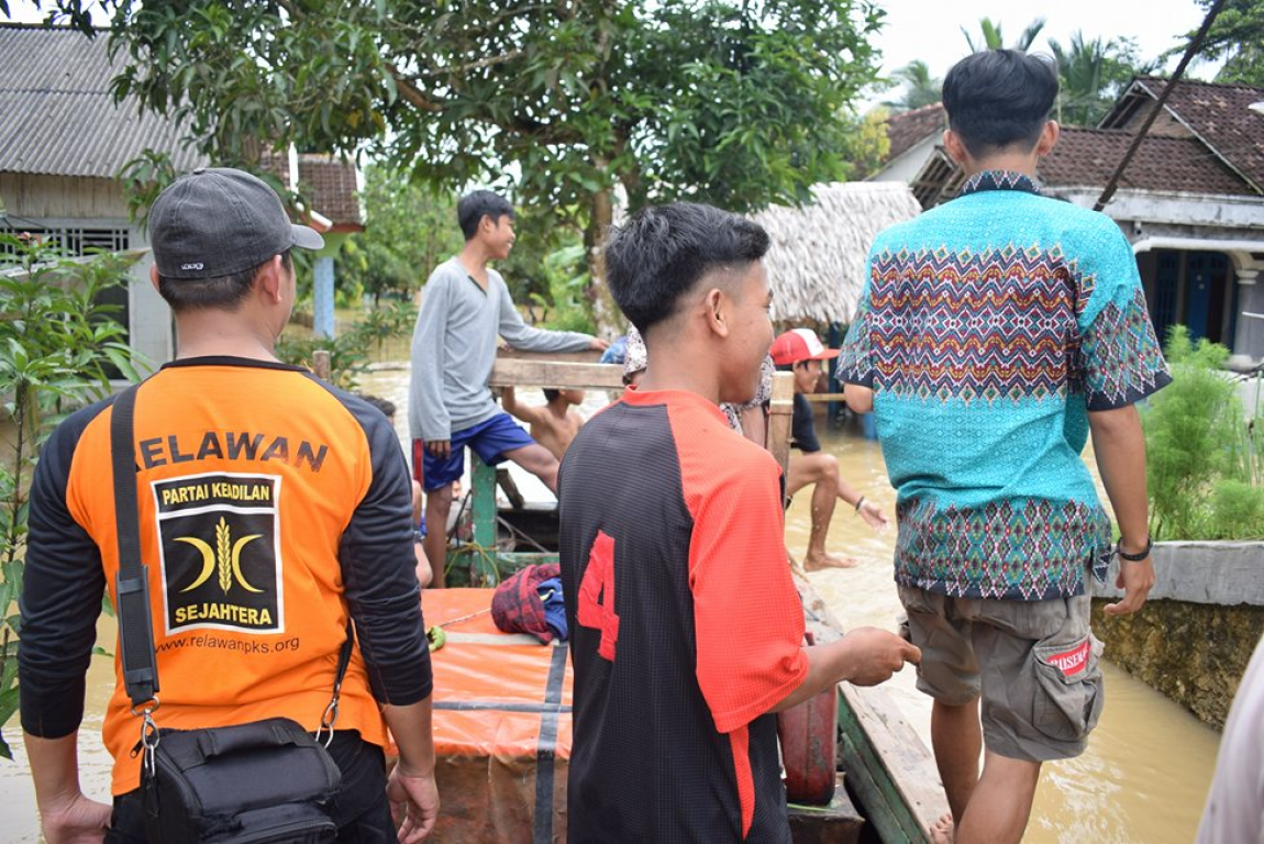 Relawan PKS turun lapangan di lokasi banjir di Pandeglang