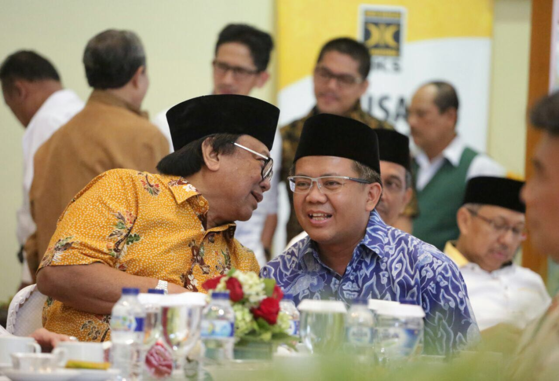 Ketua DPD RI Oesman Sapta dan Presien PKS Mohamad Sohibul Iman berbincang di sela-sela Halalbihalal DPP PKS di Jakarta, Ahad (16/7). (PKS Foto)