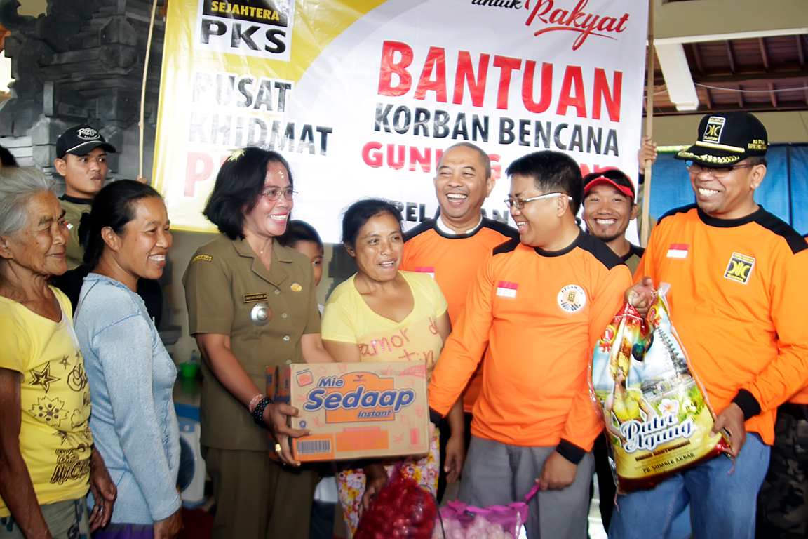 Presiden PKS Mohamad Sohibul Iman menyerahkan bantuan kepada pengungsi Gunung Agung di Bali, Senin (18/12) (Hilal, Partika/PKS Foto)