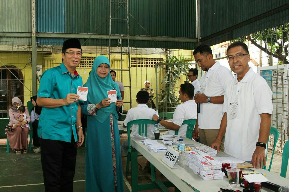 Cawalkot Bekasi Nur Supriyanto mencoblos di TPS 73 bersama istri