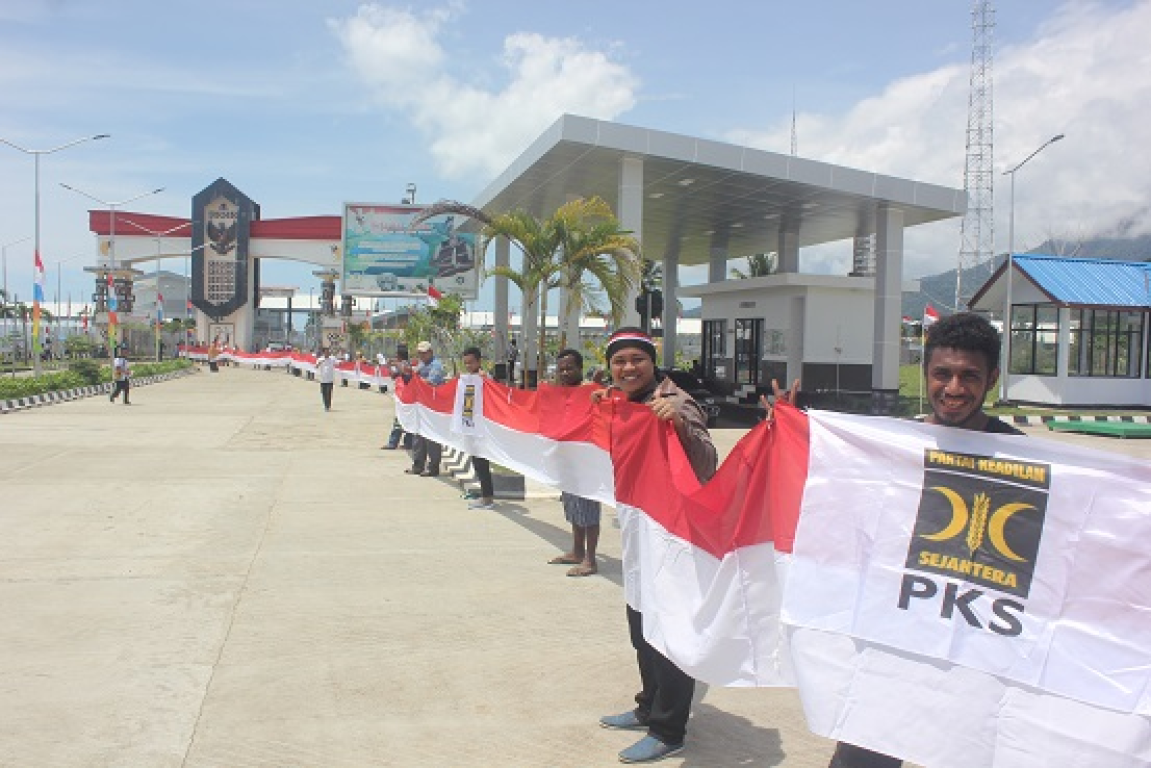 Kader dan simpatisan PKS turut mengibarkan bendera merah putih sepanjang 72 meter di batas negara Indonesia dan Papua Nugini, Kamis (17/8) (Humas PKS Papua)