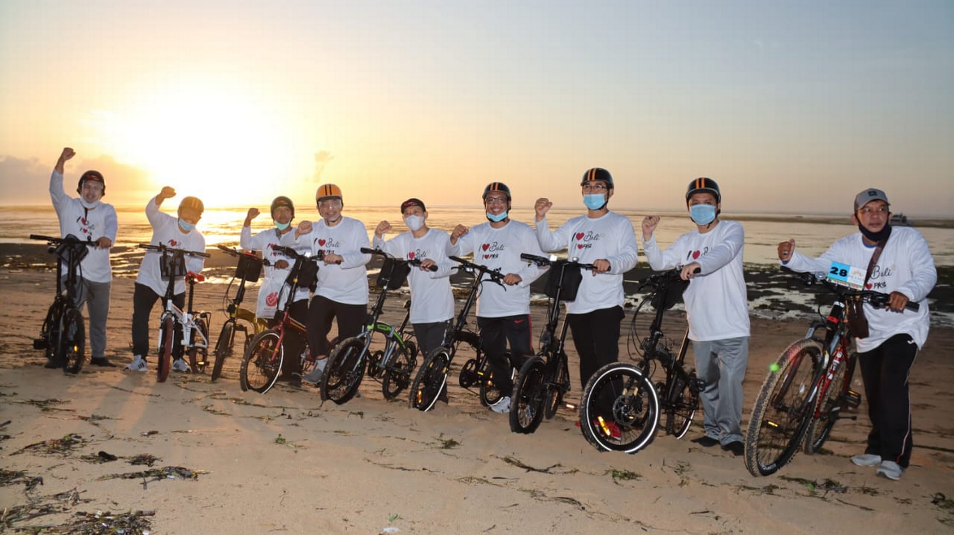 Presiden PKS Gowes di Denpasar di sela-sela Konsolidasi Pemenangan Pilkada di Bali, Selasa (17/11) (Julyanto/PKSFoto)