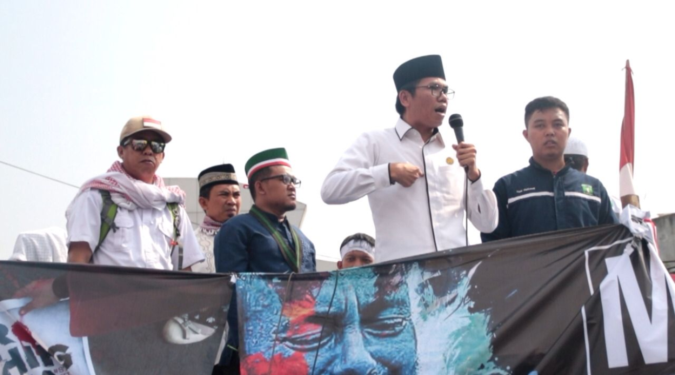 Ketua Fraksi PKS DPRD Lampung Ade Utami Ibnu saat berorasi dalam aksi solidaritas untuk Rohingya di Lampung, Jumat (8/9). (IST)