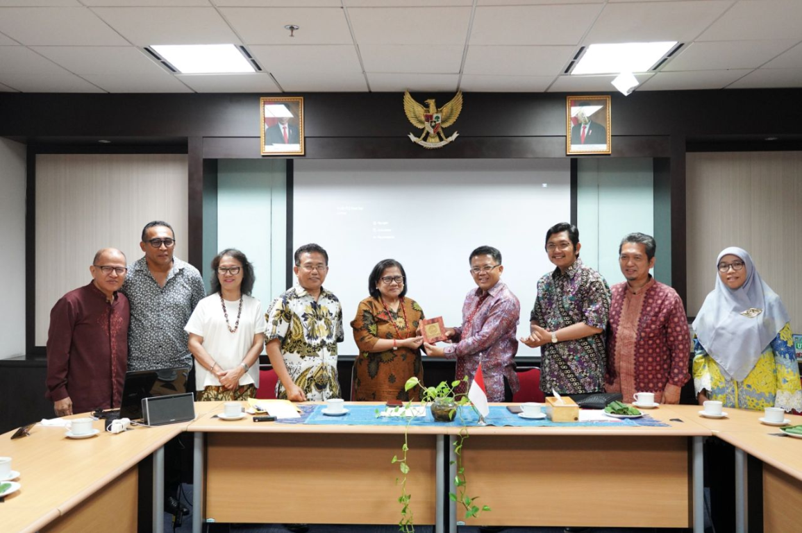 Presiden PKS Mohamad Sohibul Iman bersama jajaran Pengurus DPP PKS bersama dengan Jajaran Pimpinan PGI dalam Silaturahmi Kebangsaan di kantor PGI, Jakarta, Rabu (11/12) (PKSFoto)