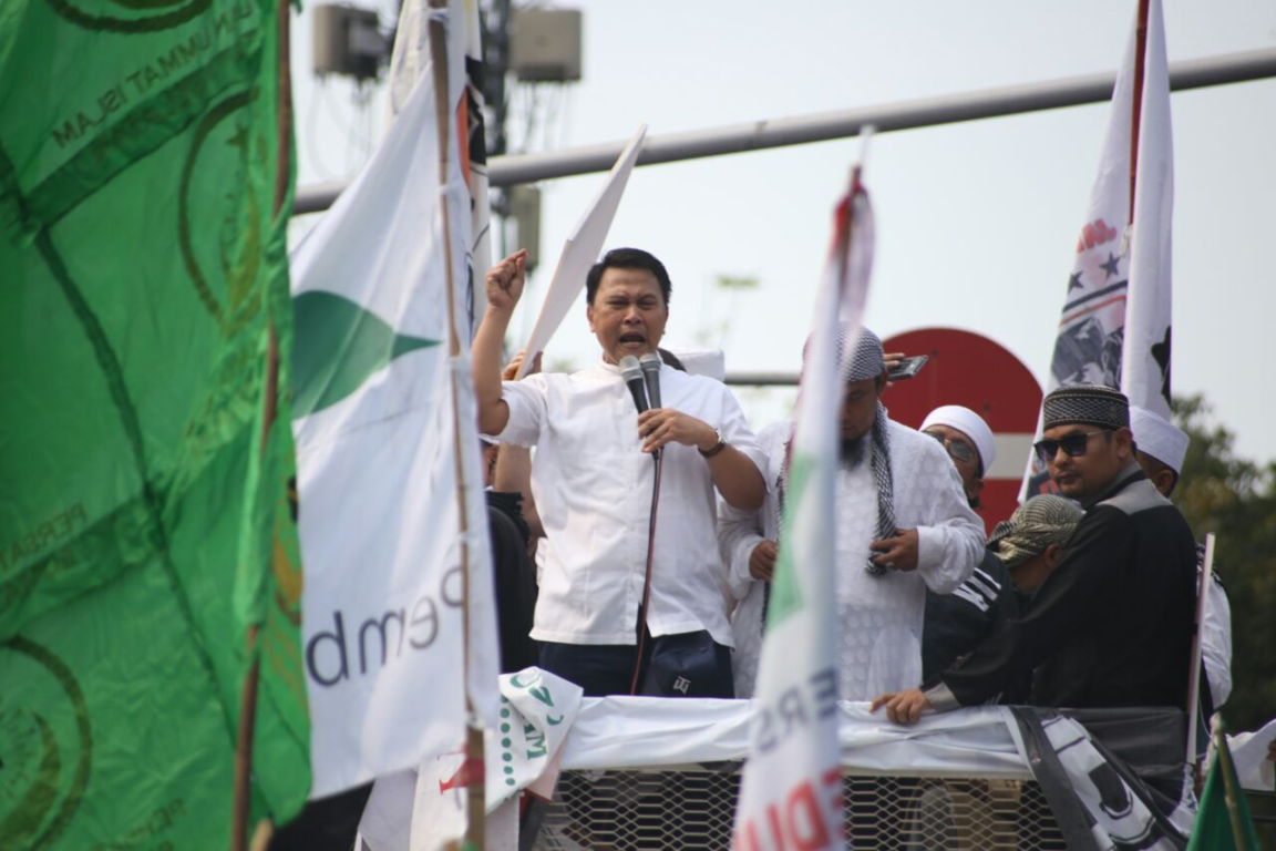 Anggota DPR RI FPKS Mardani Ali Sera berorasi dalam aksi unjuk rasa mengecam kekejaman terhadap etnis Rohingya di Jakarta, Rabu (6/9). (PKS Foto DKI Jakarta)