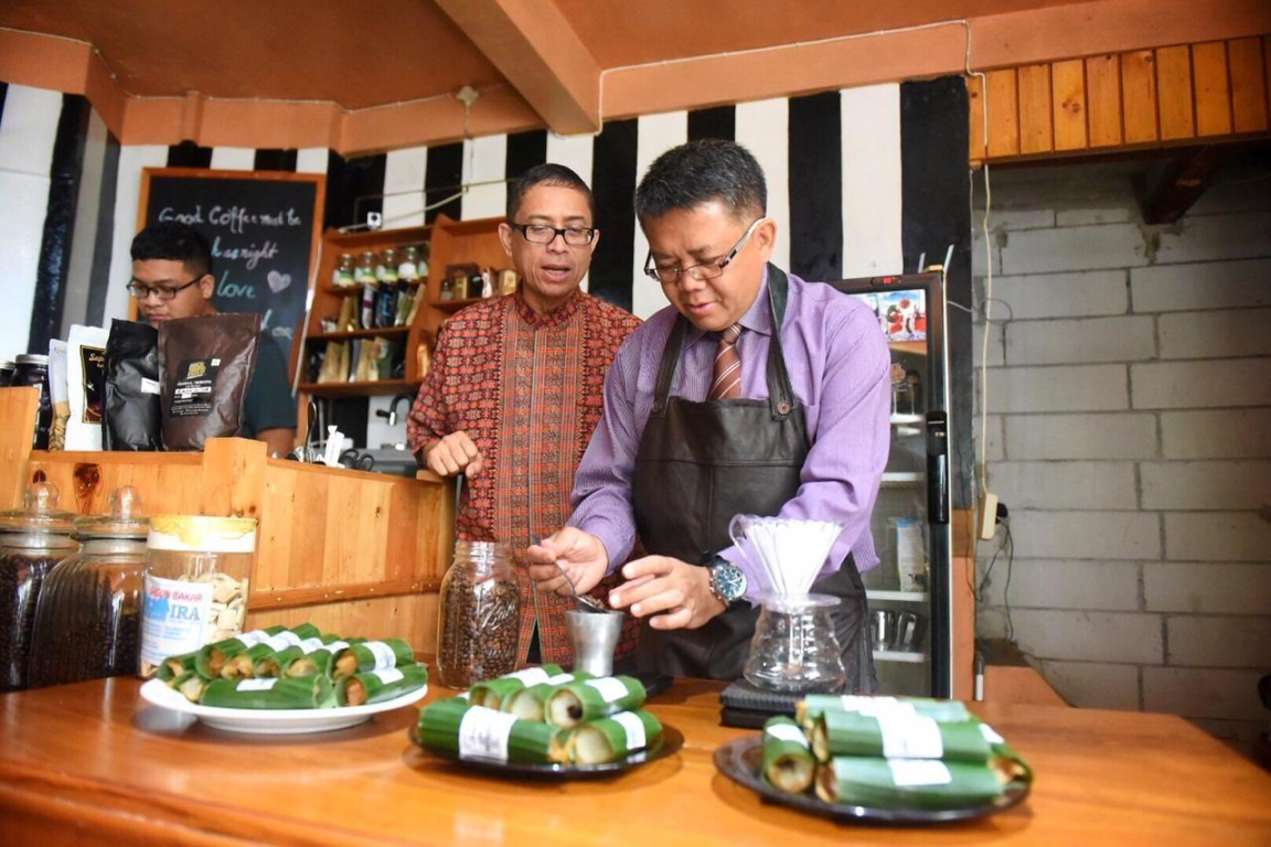 Presiden Partai Keadilan Sejahtera Mohamad Sohibul Iman saat menyambangi cafe milik Calon Wakil Gubernur DKI Nurmansjah Lubis, Bendungan Hilir, Jakarta Pusat, Selasa (28/01/2020). (Hilal/PKSFoto)