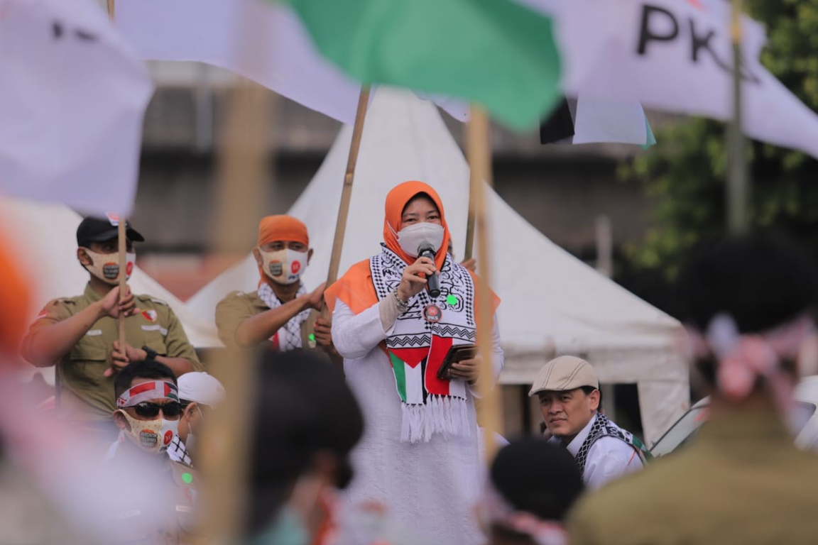 Ketua DPP PKS Bidang Perempuan dan Ketahanan Keluarga Kurniasih Mufidayati dalam orasi Aksi Bela Palestina, Jakarta (20/5) (PKSFoto)
