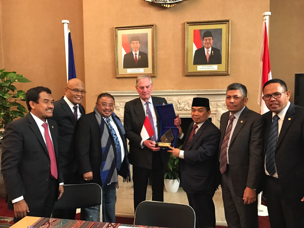 Rombongan Pimpinan dan Anggota Fraksi PKS DPR RI dalam lawatan ke Inggris